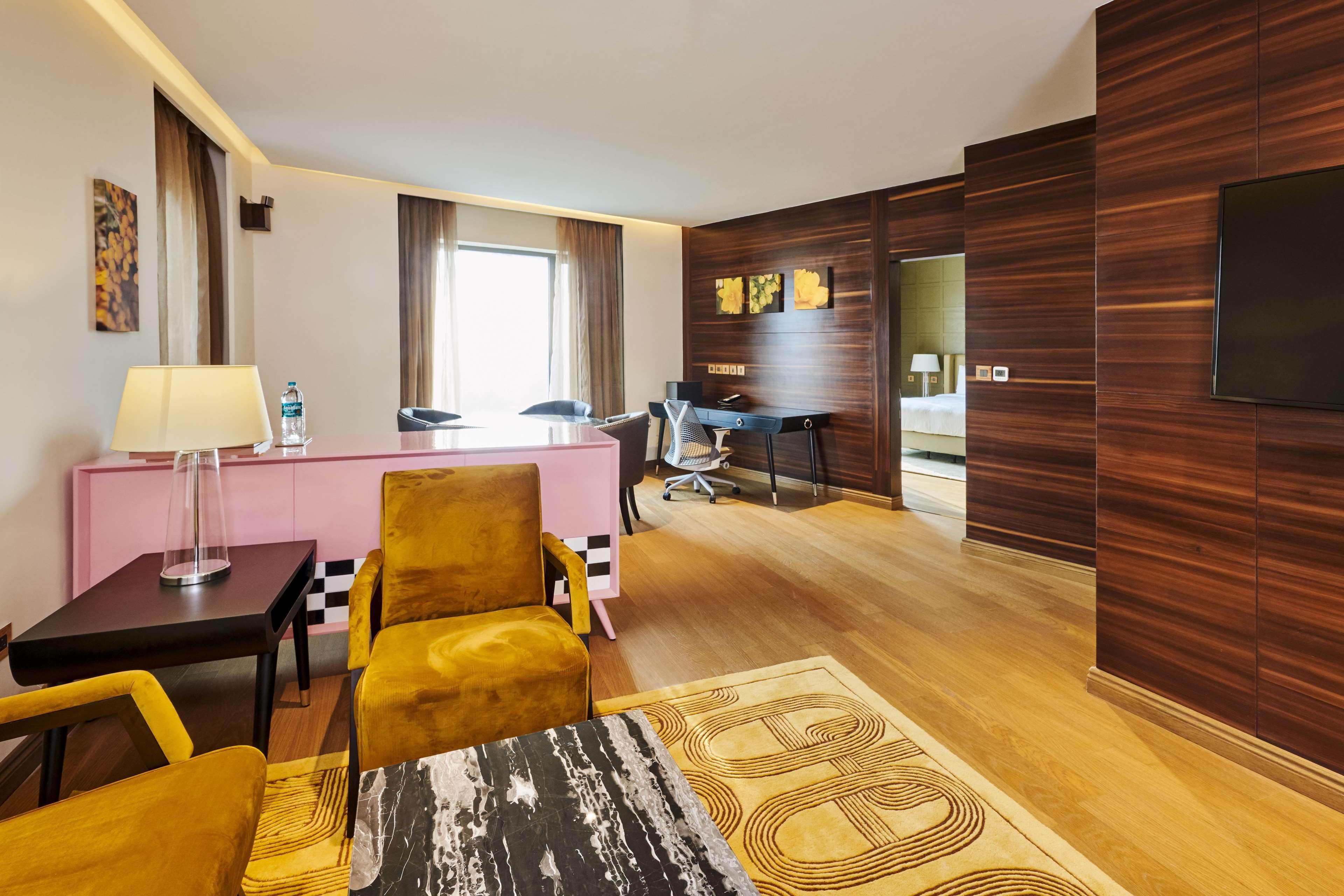 Hilton Garden Inn Lucknow Buitenkant foto