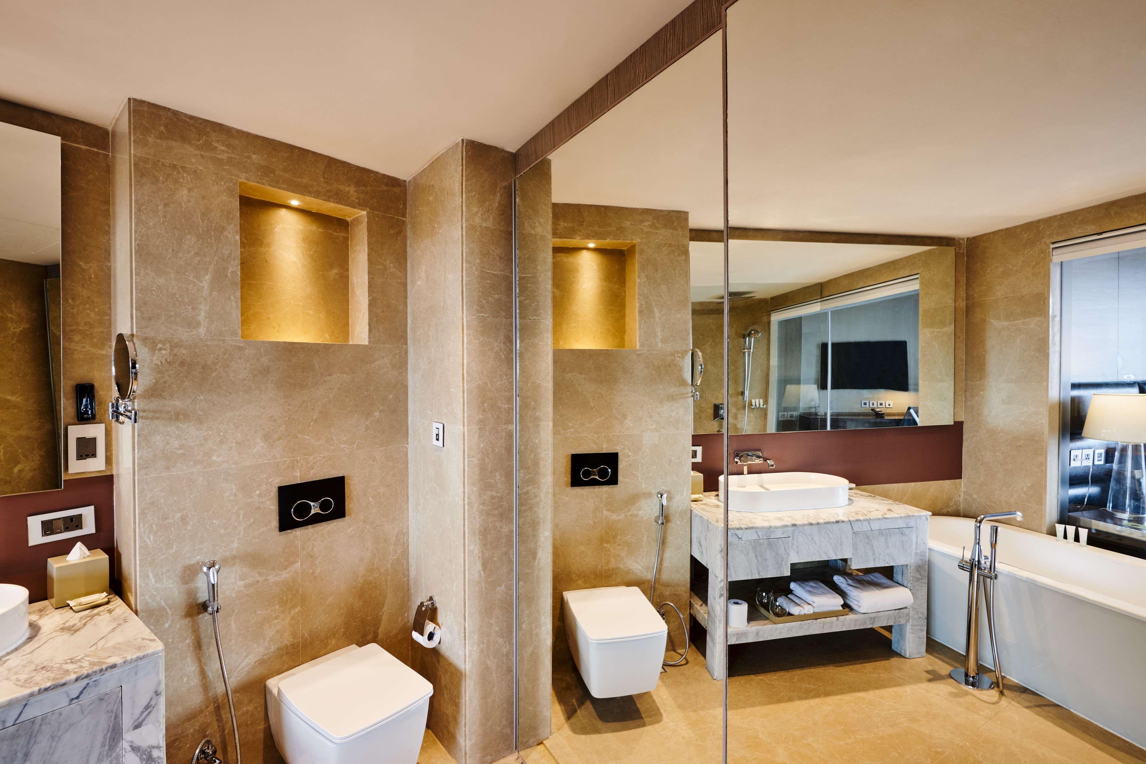 Hilton Garden Inn Lucknow Buitenkant foto