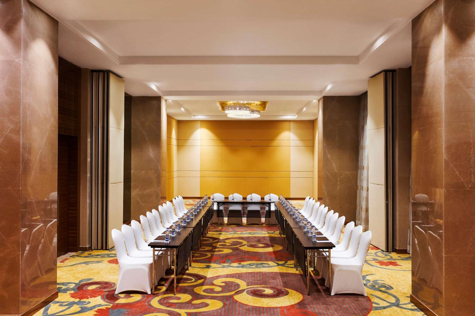 Hilton Garden Inn Lucknow Buitenkant foto