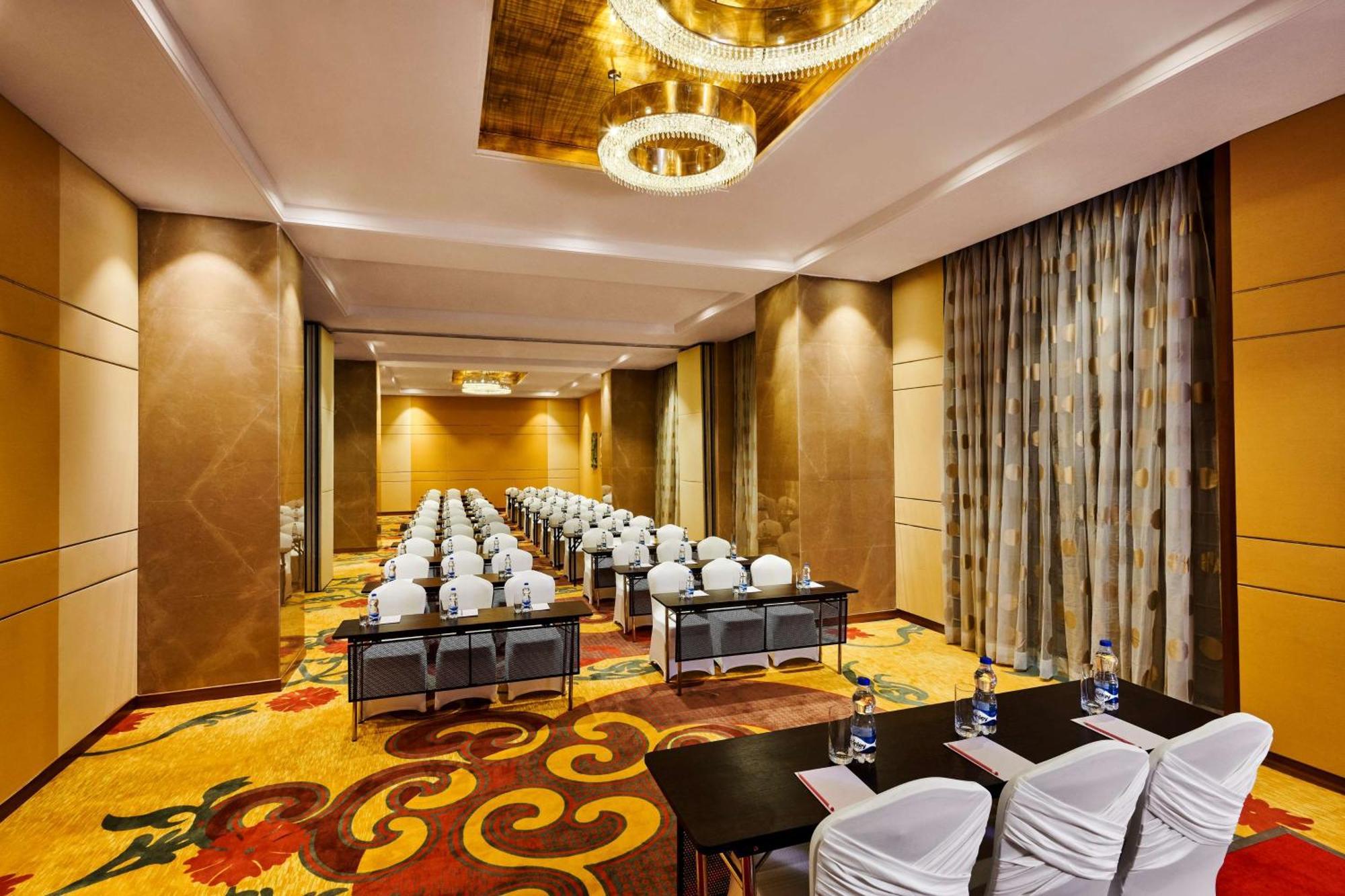Hilton Garden Inn Lucknow Buitenkant foto