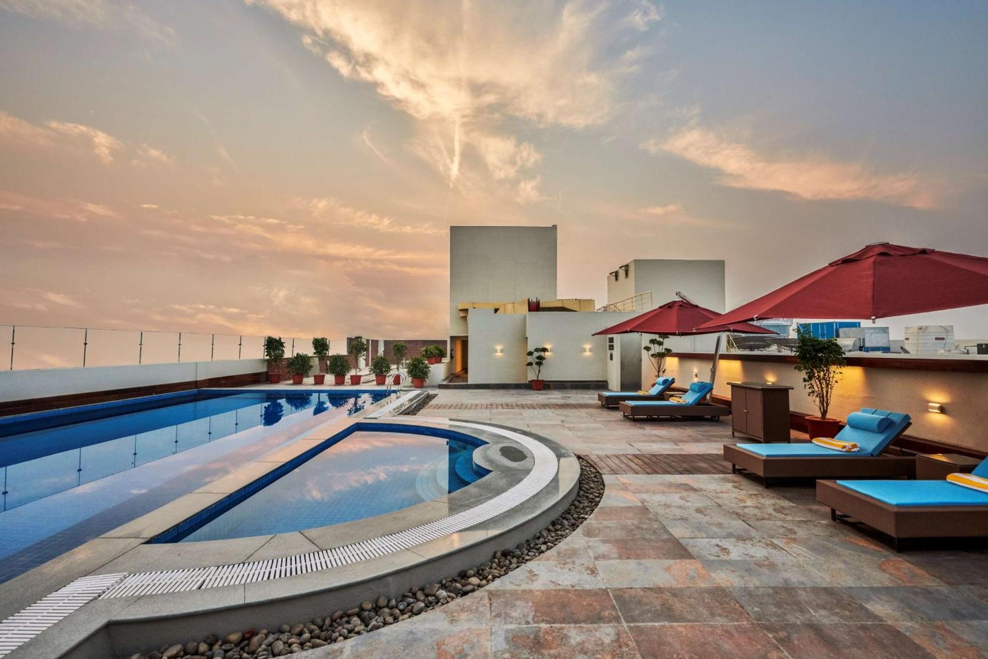 Hilton Garden Inn Lucknow Buitenkant foto