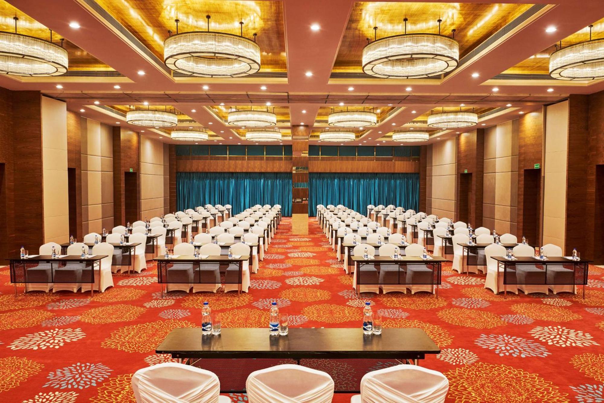Hilton Garden Inn Lucknow Buitenkant foto