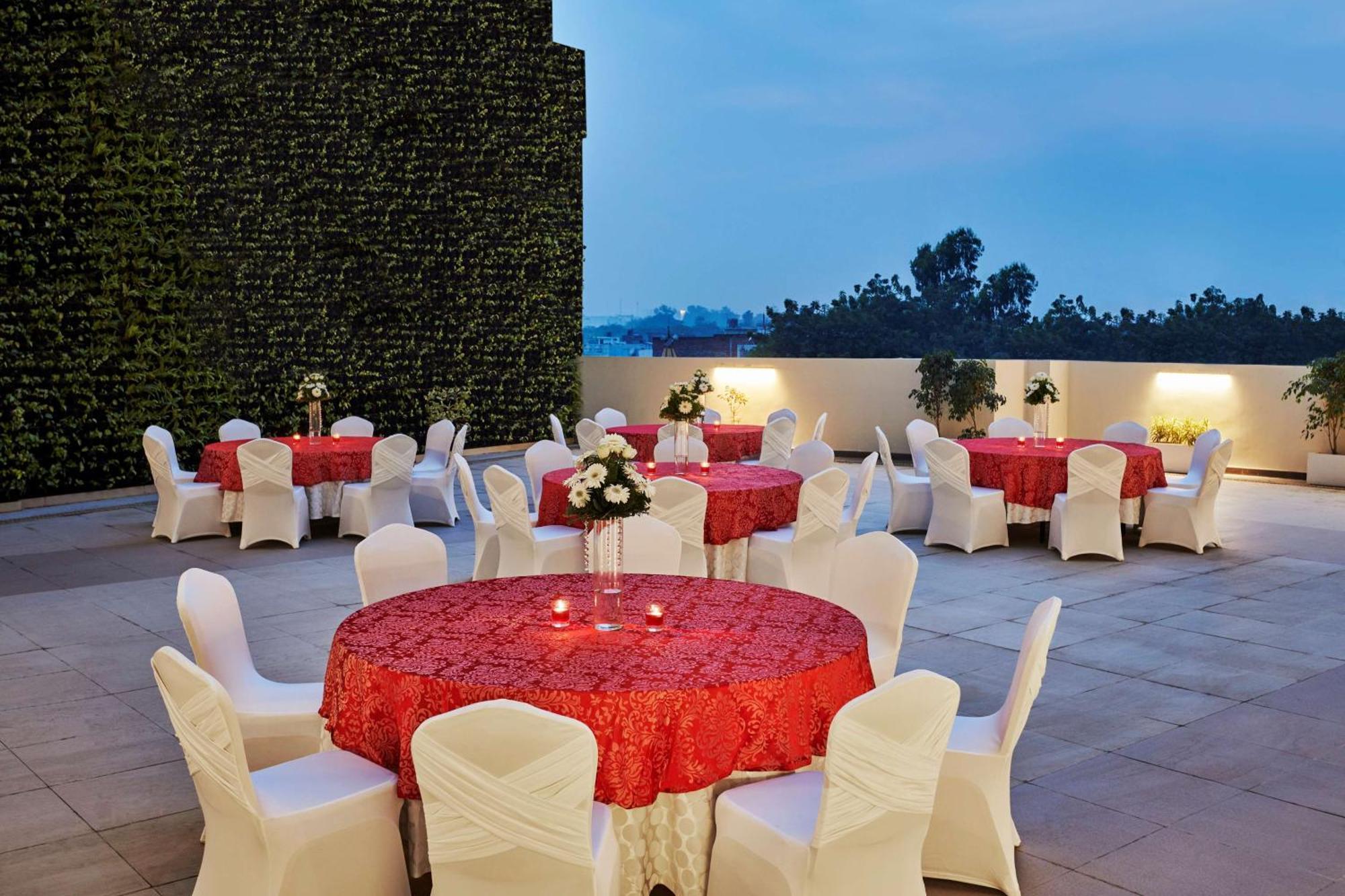 Hilton Garden Inn Lucknow Buitenkant foto