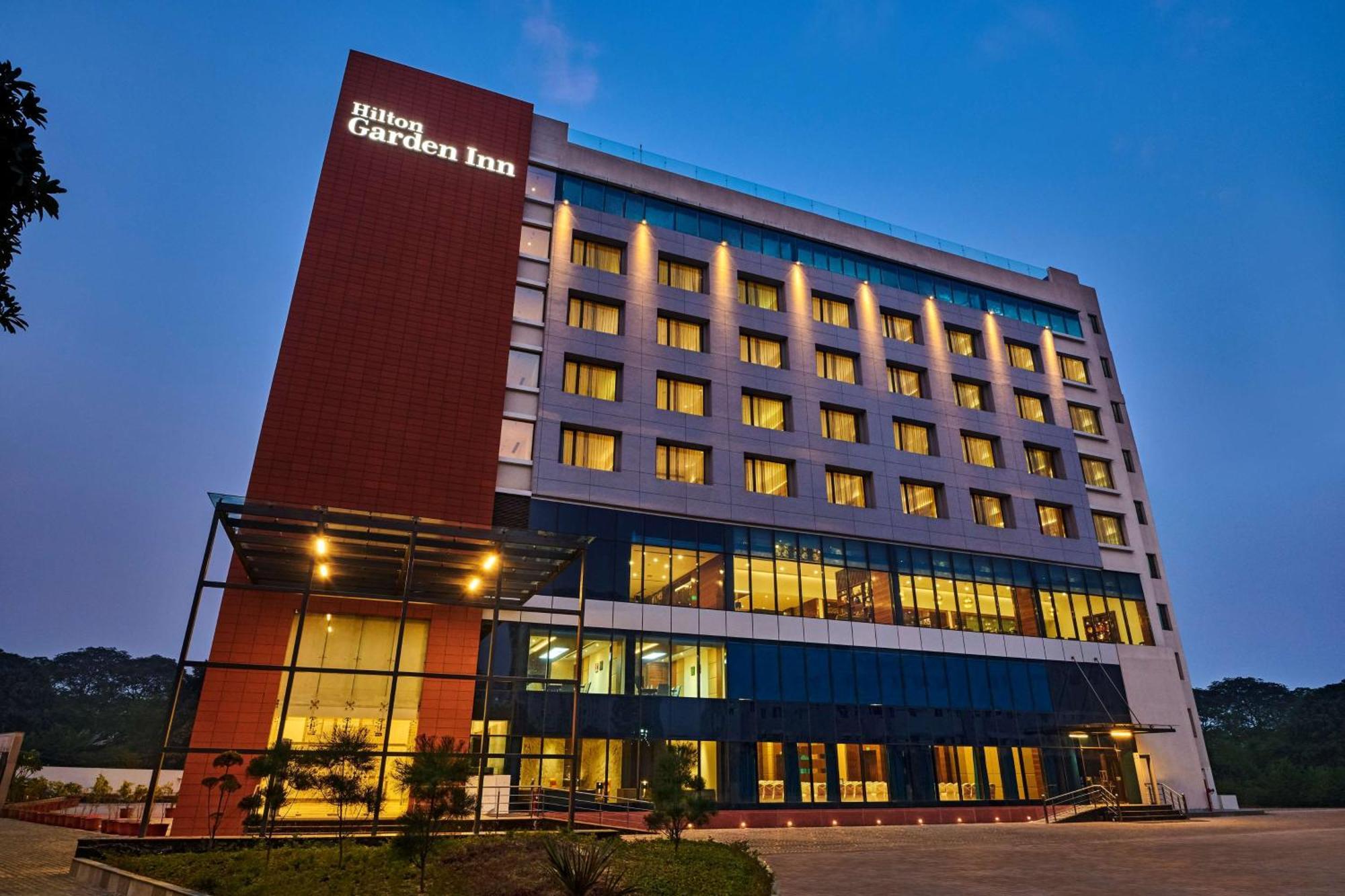 Hilton Garden Inn Lucknow Buitenkant foto