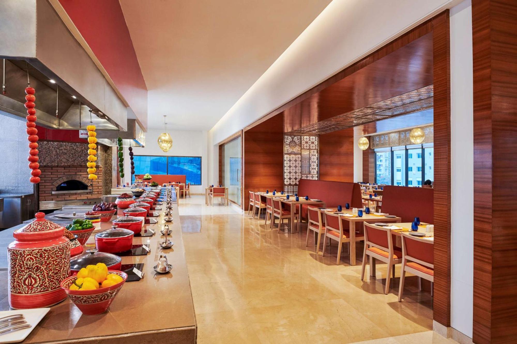 Hilton Garden Inn Lucknow Buitenkant foto